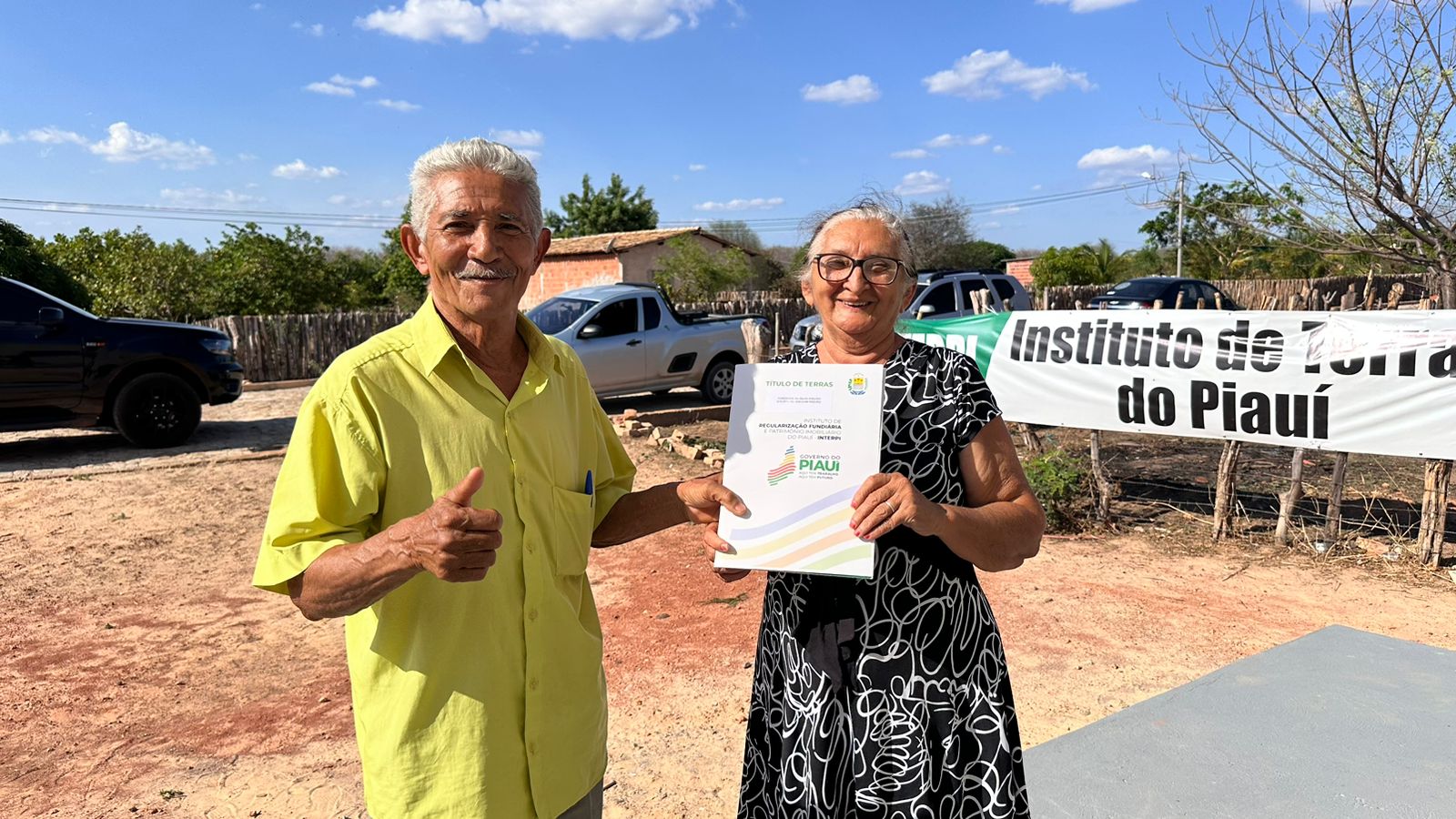 Interpi entrega títulos de terra para famílias da comunidade rural Cabiza, em Pajeú