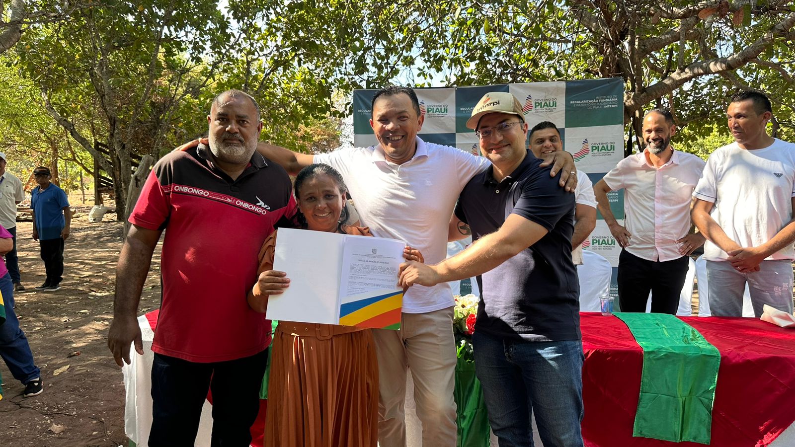 Interpi entrega títulos de terra para famílias de comunidade rural em Redenção do Gurguéia