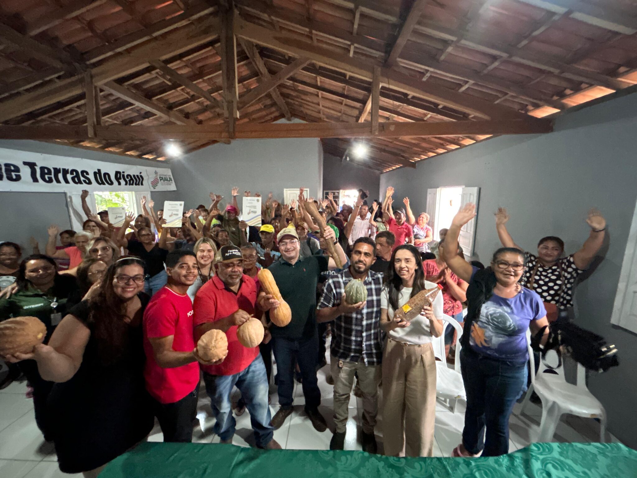 Interpi entrega títulos de terra para famílias em Curimatá e leva segurança jurídica ao campo